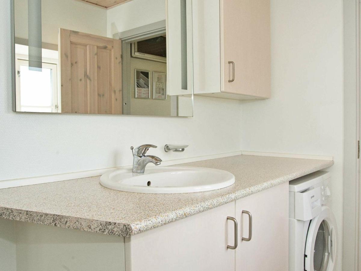 6 Person Holiday Home In Hejls Zimmer foto